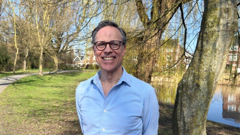 Portretfoto van Hans Meckelenkamp, counselor in zijn praktijk in Groningen